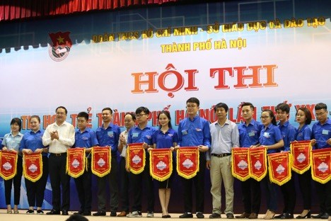 Học sinh trường TH TT Trâu Quỳ cùng với Hơn 500 thí sinh dự thi tin học trẻ năm 2020
